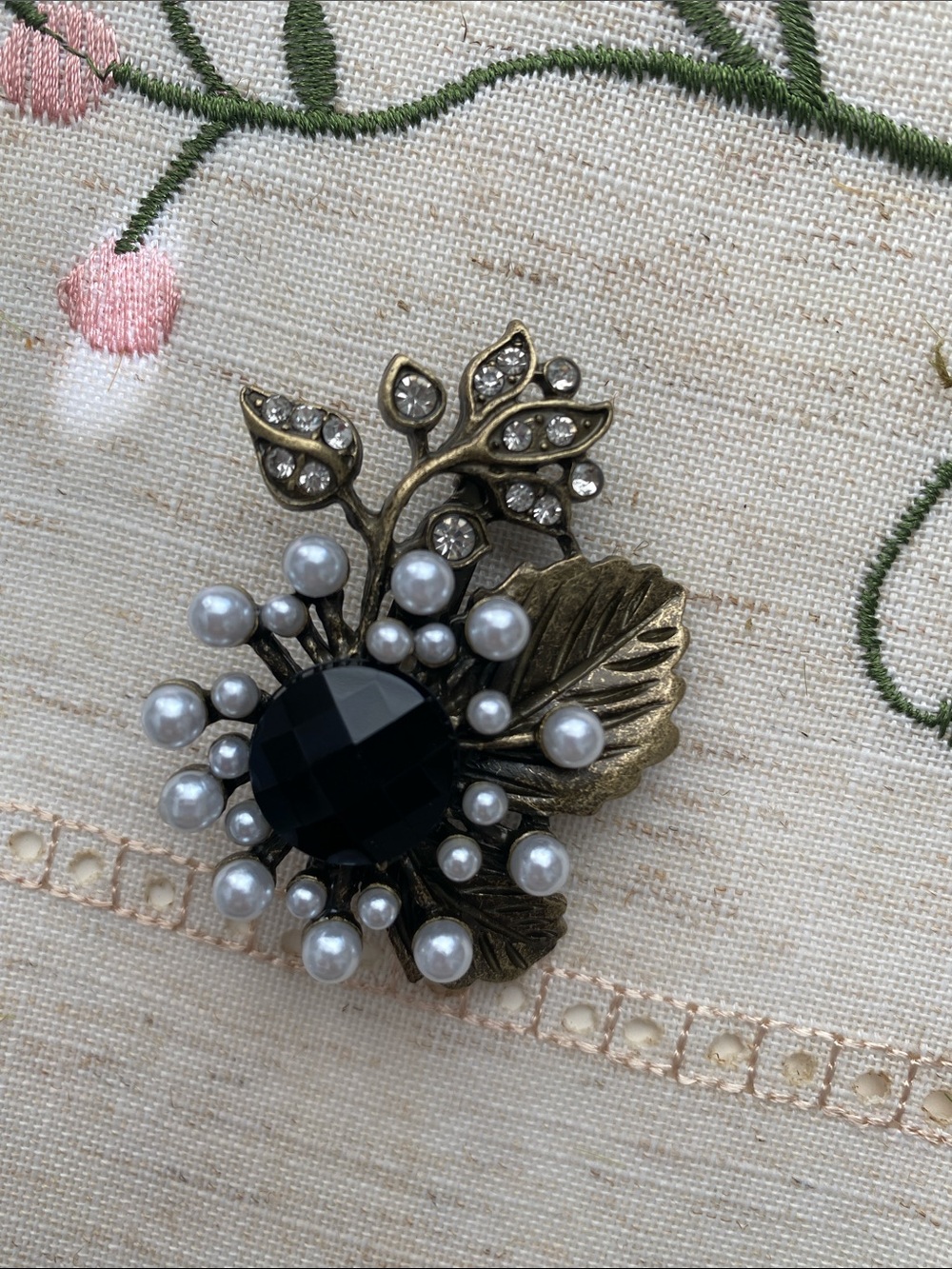 Vintage bronze ColorBlack Faux Pearls & Gem Facette Onyx Color
Brooch Pin Flower